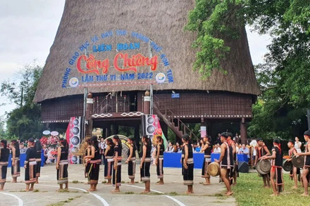 Tiết mục Chào khách của các em học sinh trên địa bàn thành phố Kon Tum.