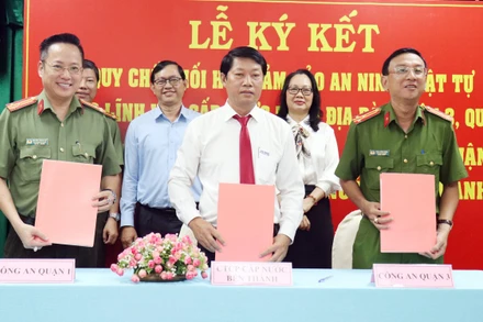 Các bên cùng ký kết Quy chế phối hợp bảo đảm an ninh trật tự trong lĩnh vực cấp nước trên địa bàn Quận 1, Quận 3.