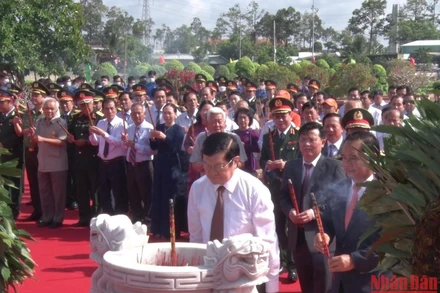 Các đại biểu dâng hương tại Công viên Tượng đài Long An “Trung dũng kiên cường, toàn dân đánh giặc”.