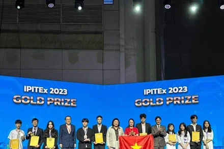 Đại diện những học sinh xuất sắc của đoàn Việt Nam nhận huy chương Vàng cuộc thi.