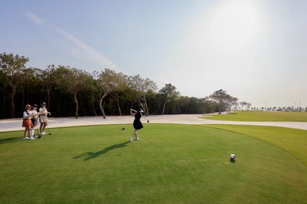 Khán giả được theo dõi những cú đánh bóng điệu nghệ tại hai sân golf đẳng cấp hàng đầu.