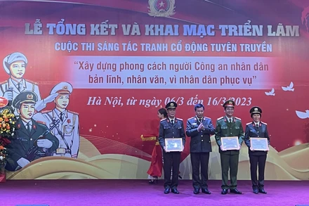 Ban Tổ chức trao giải A tặng các tác giả có tác phẩm xuất sắc.