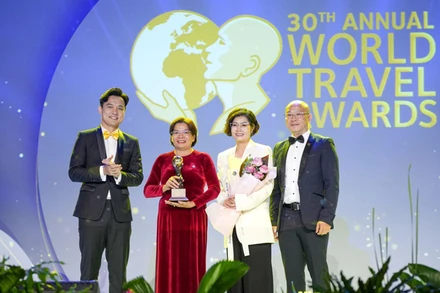 Đại diện Sun Group nhận giải thưởng tại Lễ trao giải WTA khu vực châu Á - Thái Bình Dương. (Ảnh: WTA)