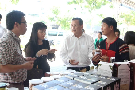 Người dân, du khách tìm hiểu, mua sắm tại các gian hàng.