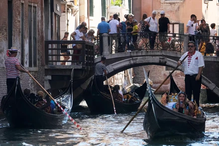 Từ mùa xuân năm sau, Venice sẽ thu phí tham quan với du khách đi trong ngày để giảm tình trạng quá tải du lịch. (Ảnh: REUTERS)