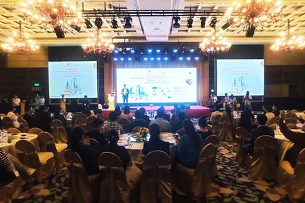 Hơn 100 đại biểu của 2 nước và quốc tế đến tham dự chương trình.