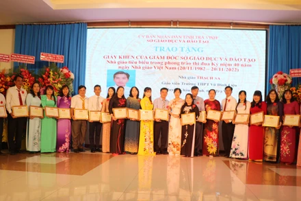 Các cán bộ quản lý, nhà giáo tiêu biểu được biểu dương, khen thưởng.