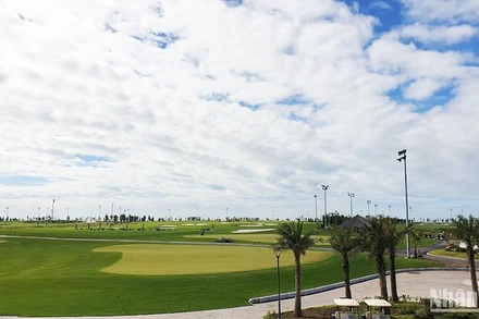Với vị trí đặc biệt nằm giữa biển, sân golf Đồi Rồng được nhận định góp phần tạo nét hấp dẫn cho du lịch golf Hải Phòng. (Ảnh: T.LINH)