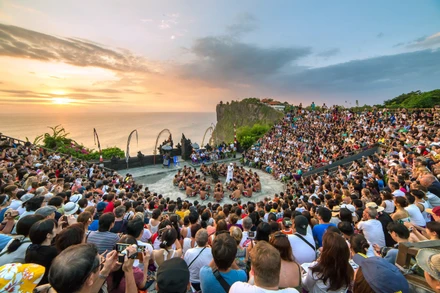 Du khách xem biểu diễn múa truyền thống Kecak tại đền Uluwatu, Bali. (Ảnh: TheJakartaPost)