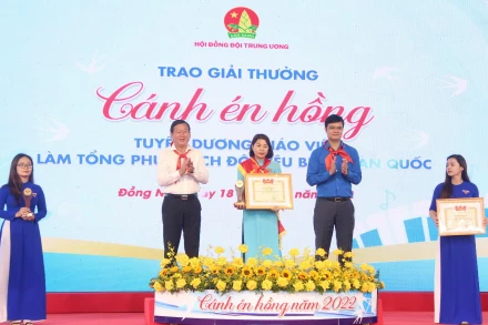 Bí thư thứ nhất Trung ương Đoàn Bùi Quang Huy trao giải Cánh én hồng tại chương trình.