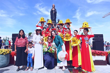 Múa mâm vàng trong Hội trăng rằm Vân Sơn.