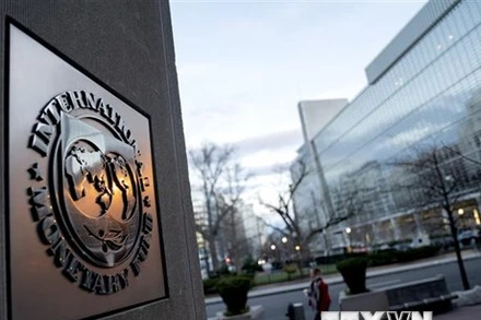 Biểu tượng IMF tại Washington, DC, Mỹ. (Ảnh: AFP/TTXVN)
