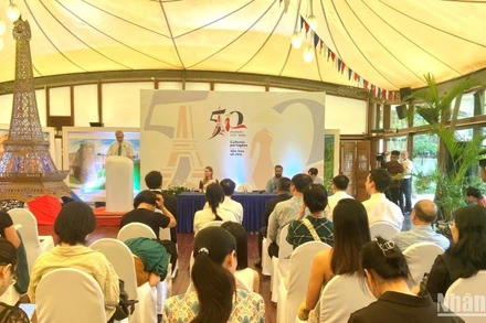 Toàn cảnh buổi họp báo khai mạc triển lãm. (Ảnh: NGỌC KHÁNH)