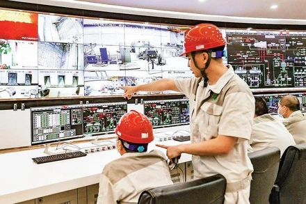 Vận hành Nhà máy điện rác Sóc Sơn. (Ảnh: NGUYỄN KHÁNH)