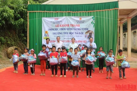 Trao học bổng và tặng quà cho các học sinh.