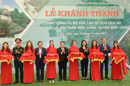 Các đại biểu cắt băng khánh thành công trình tu bổ, tôn tạo di tích lịch sử quốc gia Đồn Mộc Lỵ