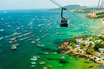 Tới Phú Quốc để mãn nhãn với vẻ đẹp toàn cảnh từ cáp treo vượt biển dài nhất thế giới. (Ảnh: Alamy Stock Photo/The Week)