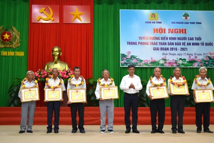 Các cá nhân có thành tích xuất sắc trong phong trào toàn dân bảo vệ an ninh Tổ quốc, giai đoạn 2016-2021 được Ủy ban nhân dân tỉnh Bình Thuận tặng Bằng Khen. 