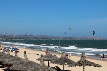 Biển Mũi Né luôn thu hút đông đảo du khách đến nghỉ dưỡng và chơi các môn thể thao trên biển. (Ảnh: Hồng Hiếu/TTXVN)