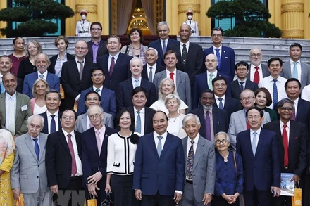 Chủ tịch nước Nguyễn Xuân Phúc và các nhà khoa học quốc tế. (Ảnh: TTXVN)