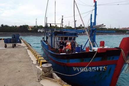 Tàu cá của Phú Yên tại âu tàu cảng của Trung tâm dịch vụ hậu cần-kỹ thuật đảo Sinh Tồn. (Ảnh: TTXVN phát)