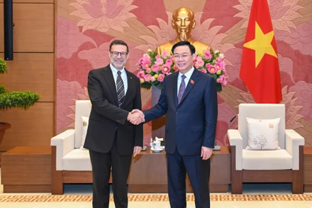 Chủ tịch Quốc hội Vương Đình Huệ và Đại sứ đặc mệnh toàn quyền Australia tại Việt Nam Andrew Goledzinowski tại buổi tiếp. (Ảnh: Duy Linh) 