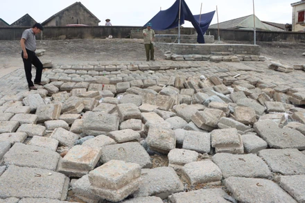 Các cấu kiện bê-tông ở mái kè bị triều cường đánh sập, cuốn trôi.