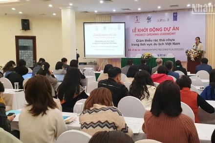 Bà Nguyễn Thị Thu Huyền, Điều phối viên quốc gia, chương trình UNDP/GEF SGP tại Việt Nam phát biểu tại lễ công bố dự án. (Ảnh: T.LINH)