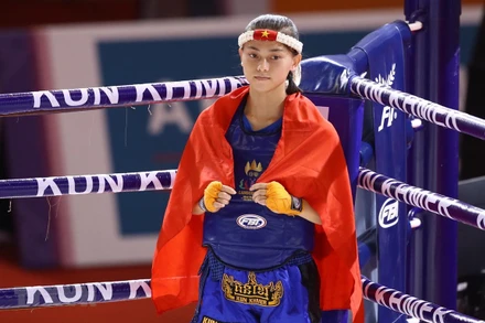 Huỳnh Hà Hữu Hiếu giành HCV môn Kun Khmer nội dung đối kháng, hạng cân 45kg. (Ảnh: TTXVN) 