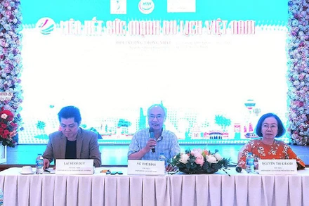 Ban Tổ chức trả lời câu hỏi trong buổi họp báo. 