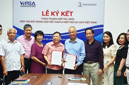 Hiệp hội Du lịch Việt Nam và Hiệp hội Bất động sản Việt Nam đã ký kết thỏa thuận hợp tác vào chiều 26/9 tại Hà Nội. (Ảnh: T.LINH)