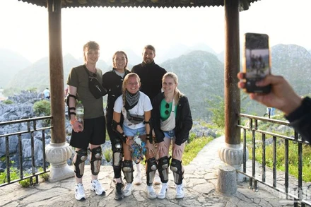 Khách nước ngoài hào hứng với cảnh đẹp ở Hà Giang (Ảnh: THÀNH ĐẠT)