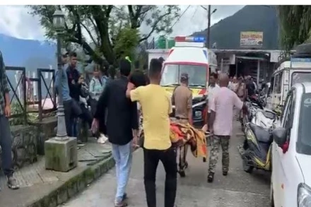 Đưa các nạn nhân trong vụ nổ trạm biến áp đi cấp cứu ở bang Uttarakhand, miền Bắc Ấn Độ. (Nguồn: ANI)