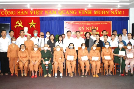 Phó Thủ tướng Phạm Bình Minh tặng quà người có công đang được phụng dưỡng tại Trung tâm Phụng dưỡng người có công cách mạng thành phố Đà Nẵng.