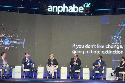 Các diễn giả trao đổi, thảo luận tại hội nghị. 