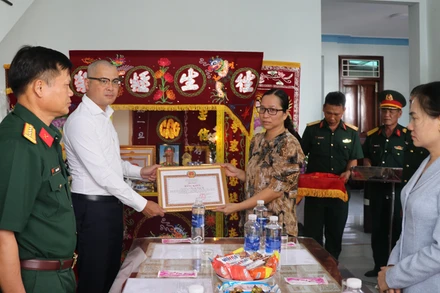 Bí thư Tỉnh ủy Phú Yên Phạm Đại Dương trao Bằng khen truy tặng Trung tá Trương Hồng Kỳ cho thân nhân gia đình.