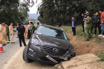 Xe ô-tô của đối tượng bỏ lại sau khi đâm lao xuống rãnh ven đường.