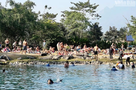 Thị trấn du lịch Vang Vieng với nhiều hoạt động du lịch khám phá thu hút đông đảo du khách nước ngoài. (Ảnh: Trịnh Dũng)