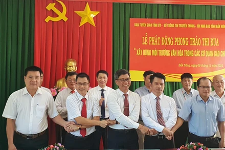 Các cơ quan, đơn vị báo chí Trung ương và địa phương tại Đắk Nông ký cam kết thi đua “Xây dựng môi trường văn hóa trong các cơ quan báo chí”.