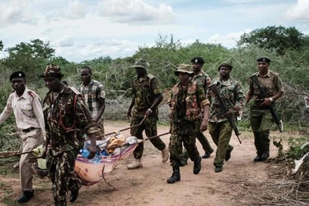 Lực lượng chức năng đưa một thi thể ra khỏi khu rừng ở Shakahola, gần thị trấn ven biển Malindi, Kenya. (Nguồn: Getty Images)