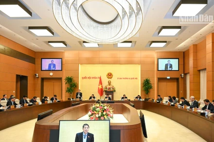 Phiên họp Ủy ban Thường vụ Quốc hội xem xét, thông qua dự thảo Nghị quyết về mức thuế bảo vệ môi trường đối với xăng, dầu, mỡ nhờn để áp dụng trong năm 2023. (Ảnh Duy Linh) 