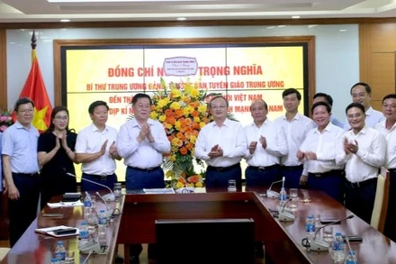 Trưởng Ban Tuyên giáo Trung ương Nguyễn Trọng Nghĩa làm việc tại Đài Tiếng nói Việt Nam. 