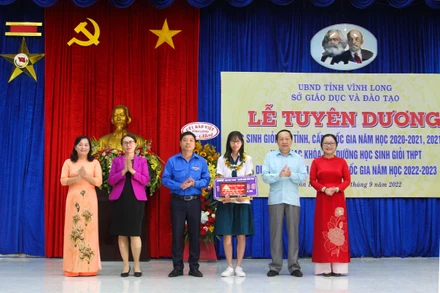 Lãnh đạo tỉnh Vĩnh Long tuyên dương, khen thưởng em Nguyễn Phan Phương Thùy, Trường THPT chuyên Nguyễn Bỉnh Khiêm đạt giải Ba muôn toán quốc gia. (Ảnh: BÁ DŨNG)