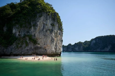 Vịnh Lan Hạ là một điểm "báu vật" ít được du khách quốc tế biết tới (Ảnh: CNN)