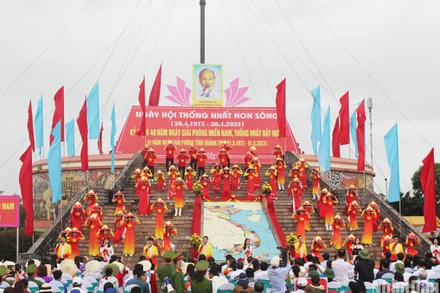 Một tiết mục biểu diễn tại Lễ Thượng cờ “Thống nhất non sông”.