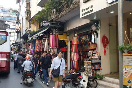 Du khách trong khu phố cổ Hà Nội. (Ảnh: T.LINH) 