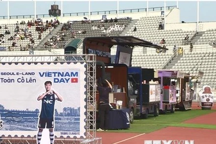 Khu bán đồ lưu niệm và thực phẩm nhân Ngày Việt Nam. (Ảnh: Khánh Vân/TTXVN)