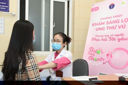 Khám sàng lọc ung thư vú cho chị em phụ nữ tại Bệnh viện K.