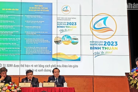 Phó Giám đốc Văn hóa, Thể thao và Du lịch Bình Thuận thông tin về Năm Du lịch quốc gia 2023: Bình Thuận - Hội tụ xanh. (Ảnh: T.LINH)