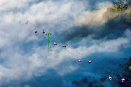 Cáp treo chở du khách “xuyên qua” những đám mây để tới đỉnh Bà Nà (Đà Nẵng). (Ảnh: Phạm Phùng)